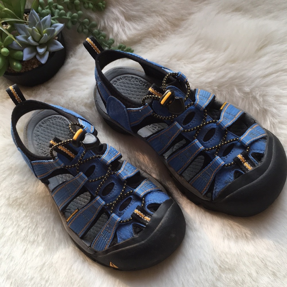 KEEN WOMEN BEAUTIFUL BLUE SANDALS SIZE 6.5